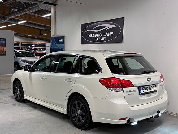 Subaru Legacy 3 of 5