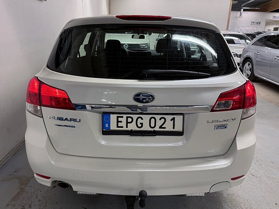 Subaru Legacy 9 of 16