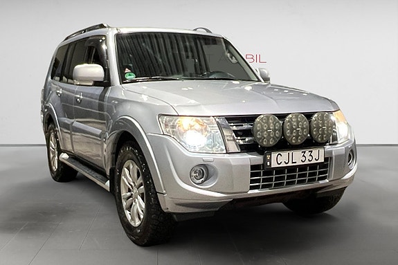 Mitsubishi Pajero 9 of 17
