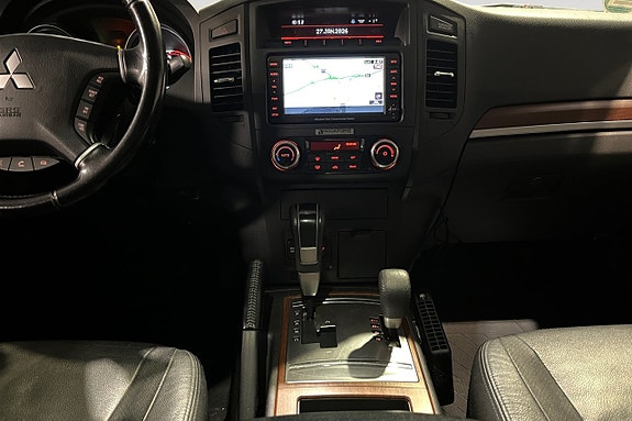 Mitsubishi Pajero 12 of 17