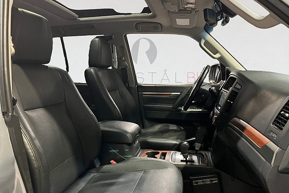 Mitsubishi Pajero 15 of 17