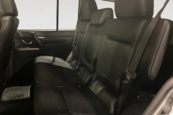 Mitsubishi Pajero 14 of 17