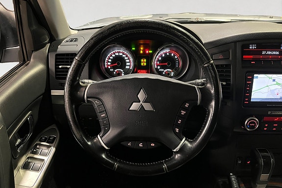 Mitsubishi Pajero 13 of 17