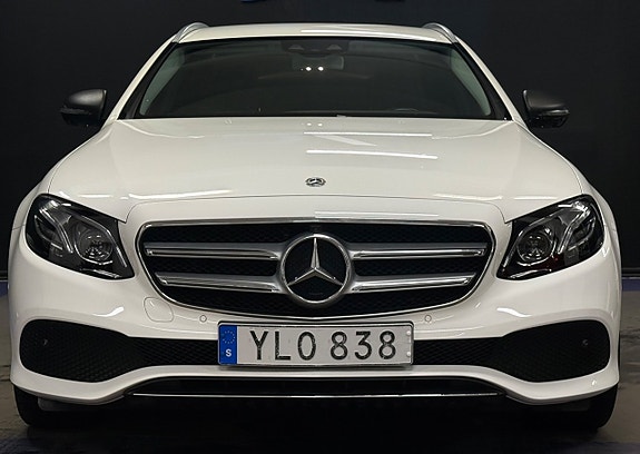 Mercedes-Benz E220 2 of 22