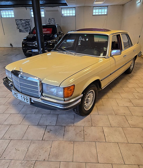 Mercedes-Benz 280 SE 2 of 5