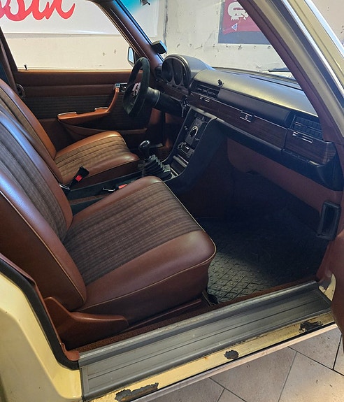 Mercedes-Benz 280 SE 4 of 5