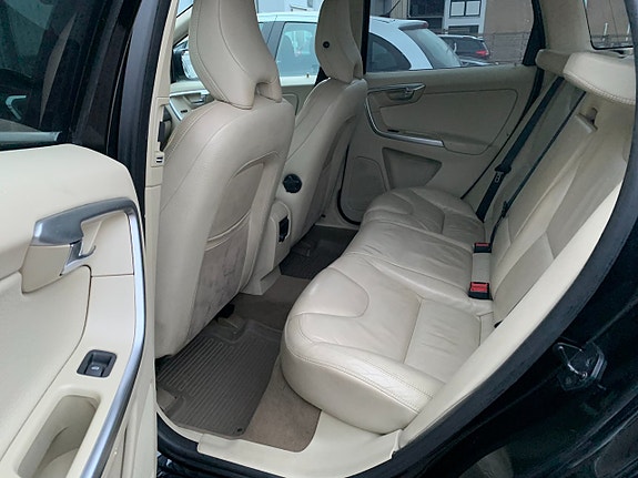 Volvo XC60 11 of 24