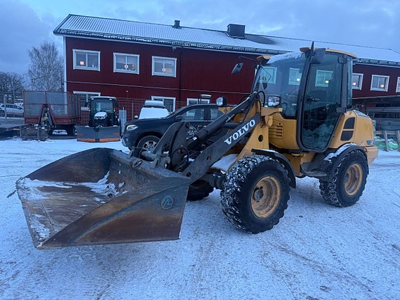 Volvo L25F med planerskopa och pallgafflar