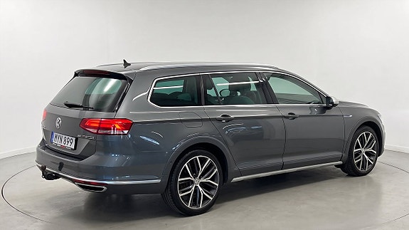 Volkswagen Passat Alltrack 4 of 23