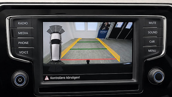 Volkswagen Passat Alltrack 18 of 23
