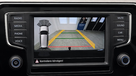 Volkswagen Passat Alltrack 18 of 23