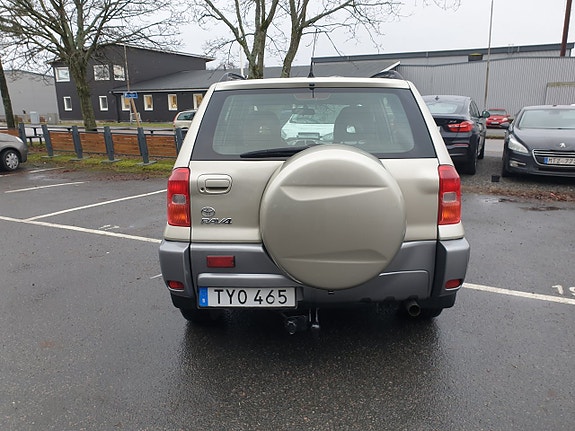 Toyota RAV4 4 of 5