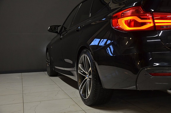 BMW 330i 5 of 5