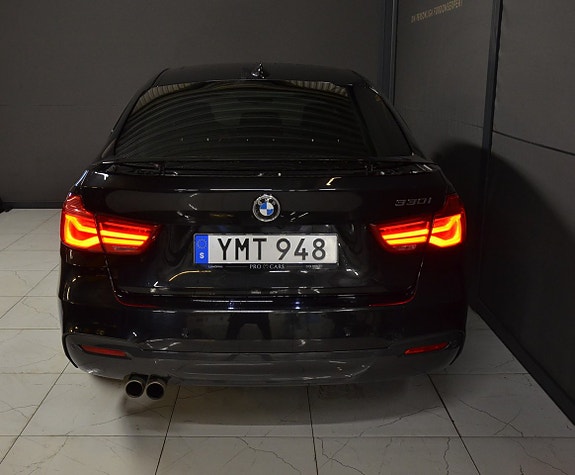 BMW 330i 7 of 21