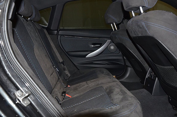 BMW 330i 16 of 21