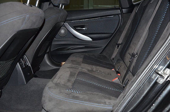 BMW 330i 17 of 21