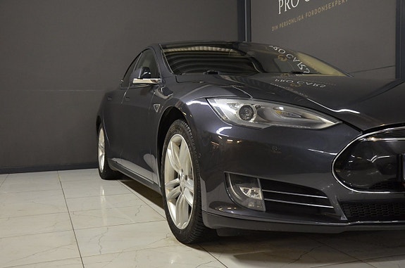 Tesla Model S 4 of 5