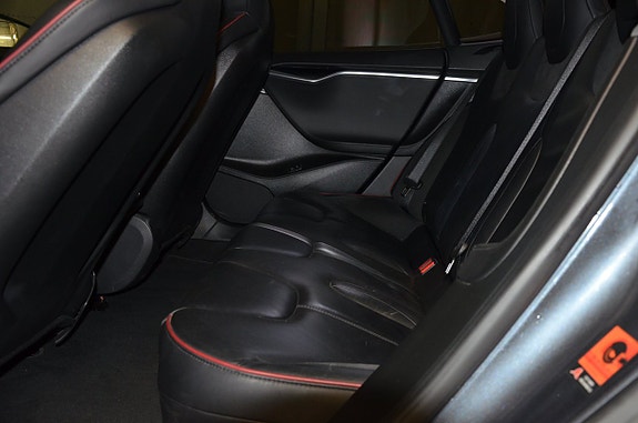 Tesla Model S 18 of 20