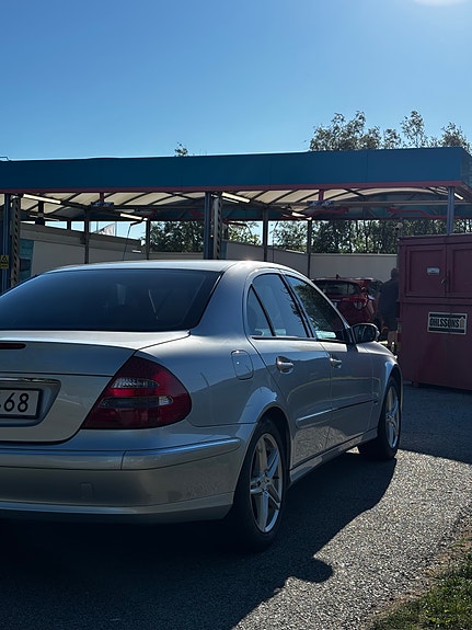 Mercedes-Benz E320 5 of 5