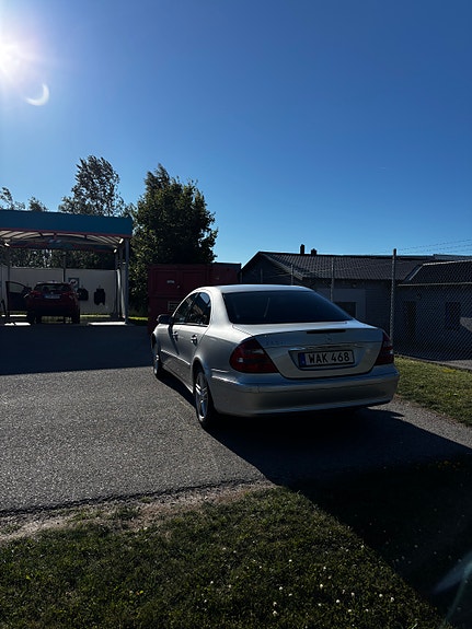 Mercedes-Benz E320 4 of 5