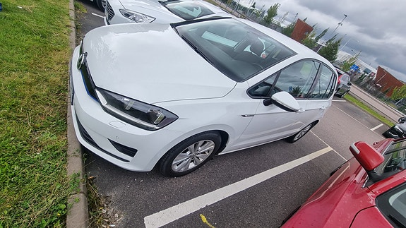 Volkswagen Golf Sportsvan 2 of 13