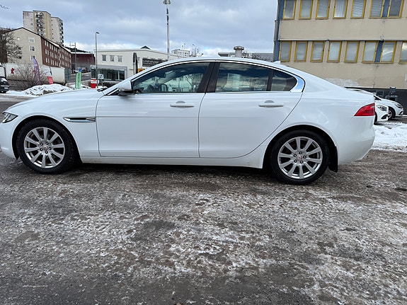 Jaguar XE 4 of 6