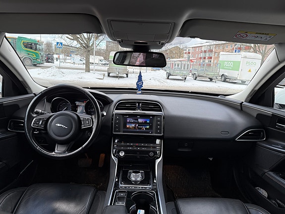 Jaguar XE 5 of 6