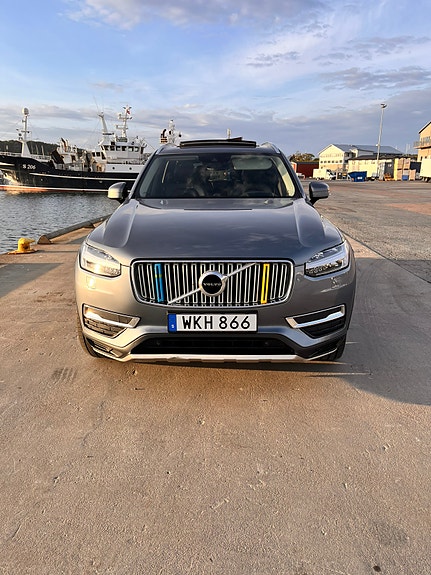 Volvo XC90 2 of 8