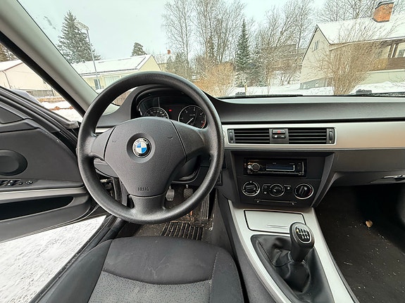 BMW 320d 4 of 5