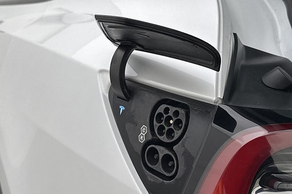 Tesla Model Y 22 of 30