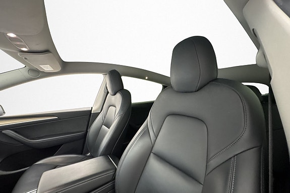 Tesla Model Y 16 of 30