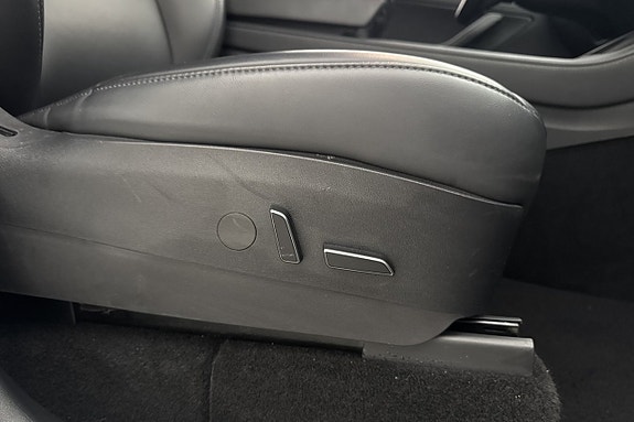 Tesla Model Y 14 of 30