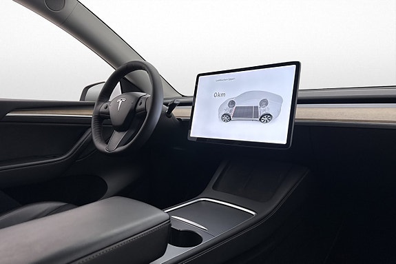 Tesla Model Y 10 of 30