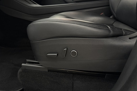Tesla Model Y 24 of 30