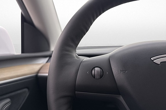 Tesla Model Y 25 of 30