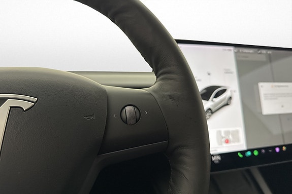 Tesla Model Y 26 of 30