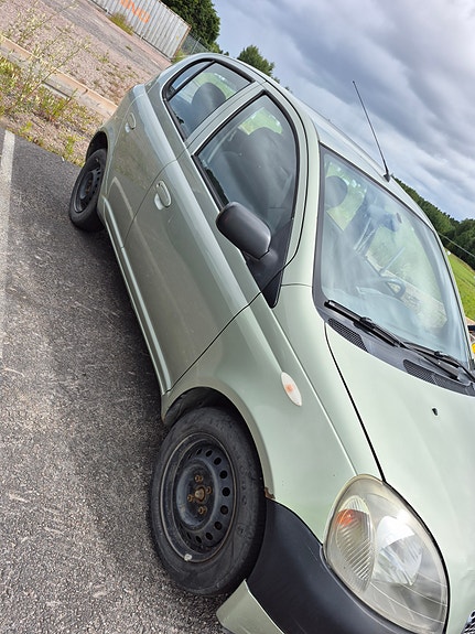 Toyota Yaris 2 of 5