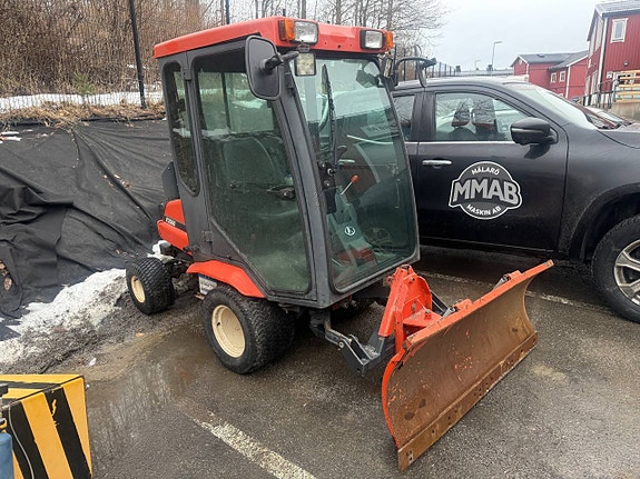 Kubota F3560 4x4 med hytt och värme, snöblad och sopvals