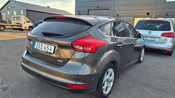 Ford Focus 2 of 5