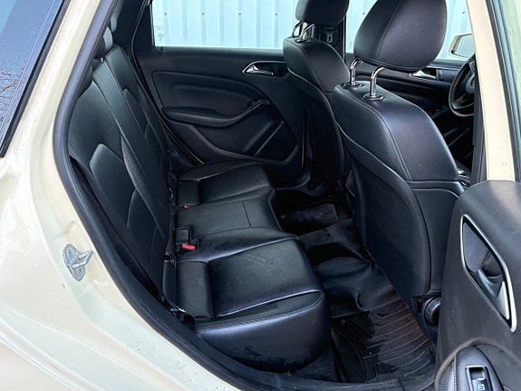Mercedes-Benz B180 11 of 16
