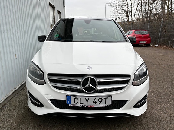 Mercedes-Benz B180 3 of 5