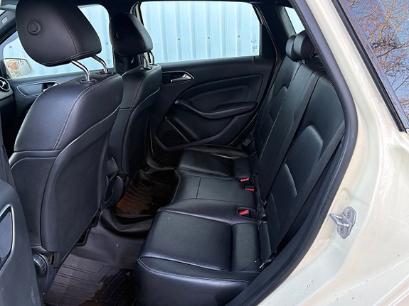 Mercedes-Benz B180 10 of 16
