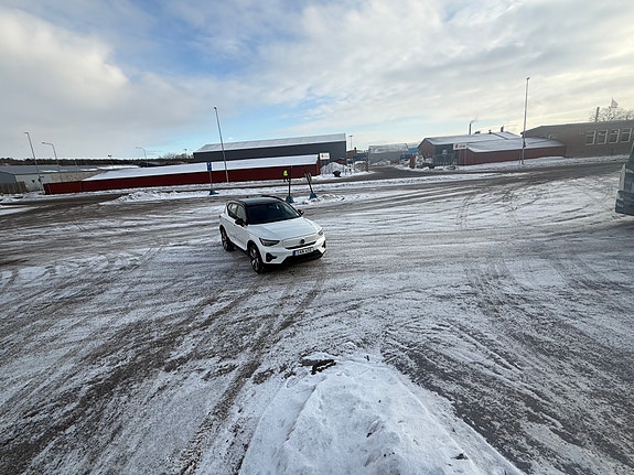 Volvo XC40 2 of 8
