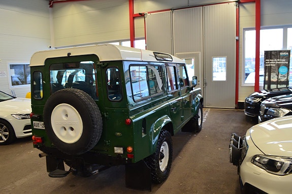 Land Rover Defender 110 2 of 5
