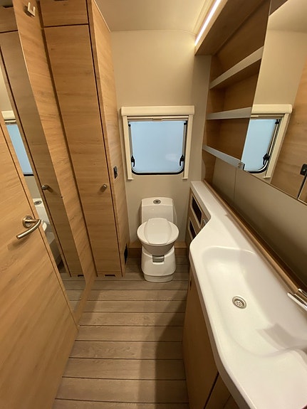 Knaus SÜDWIND BLACK SELECTION 650 PEB 11 of 16