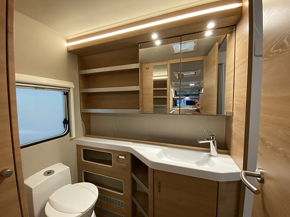 Knaus SÜDWIND BLACK SELECTION 650 PEB 10 of 16