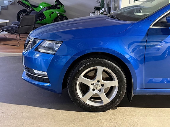 Skoda Octavia 2 of 5