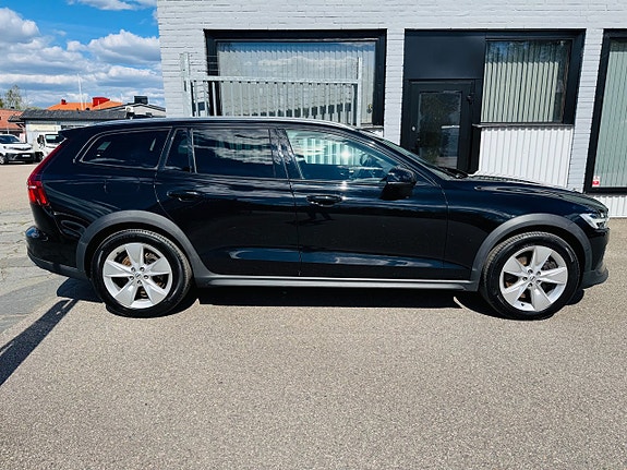 Volvo V60 Cross Country 10 of 25