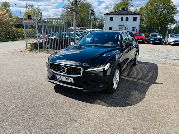 Volvo V60 Cross Country 2 of 5