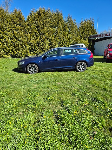 Volvo V60 2 of 5